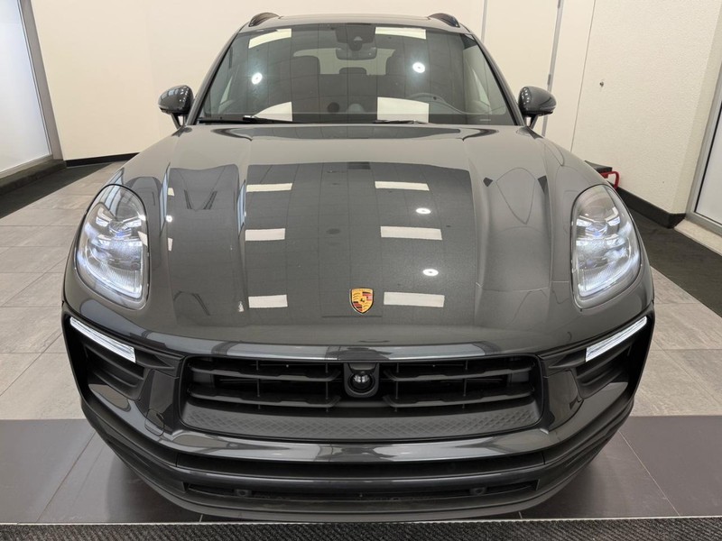 Porsche Macan Vehicle Full-screen Gallery Image 10