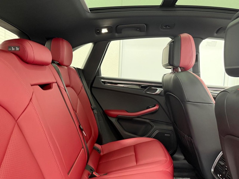 Porsche Macan Vehicle Full-screen Gallery Image 11