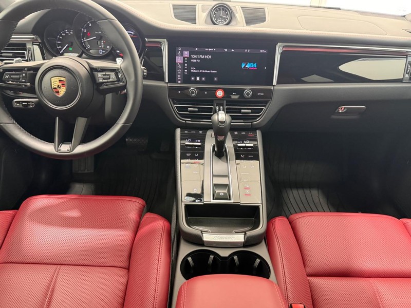 Porsche Macan Vehicle Full-screen Gallery Image 12