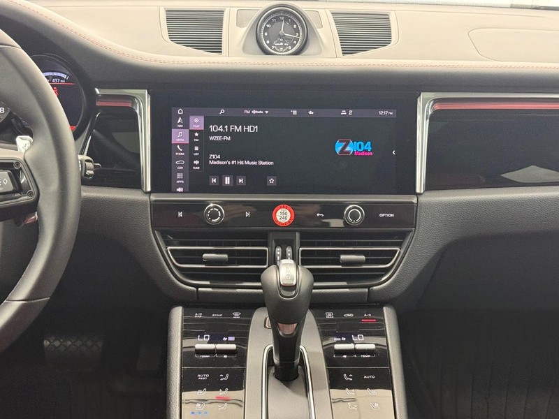 Porsche Macan Vehicle Full-screen Gallery Image 13