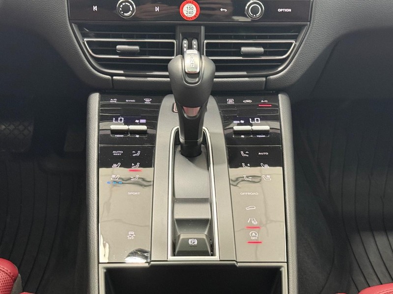 Porsche Macan Vehicle Full-screen Gallery Image 14