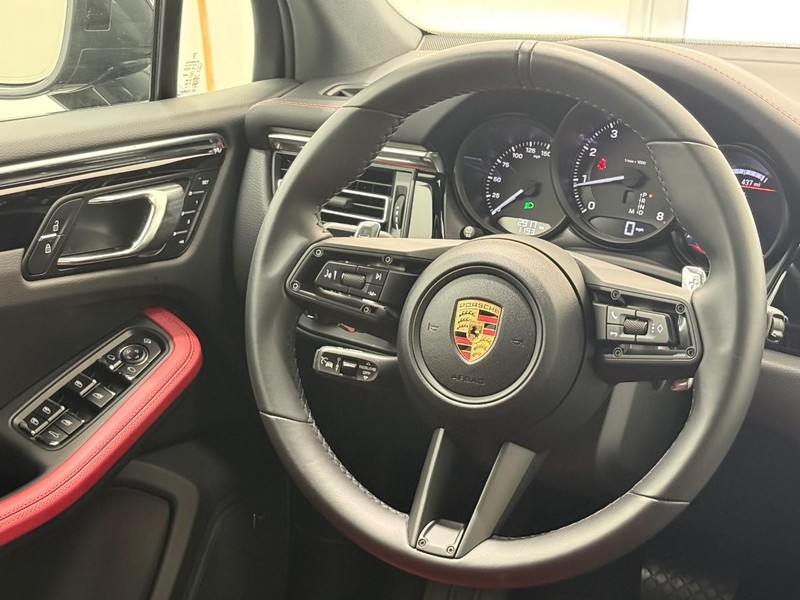 Porsche Macan Vehicle Full-screen Gallery Image 15