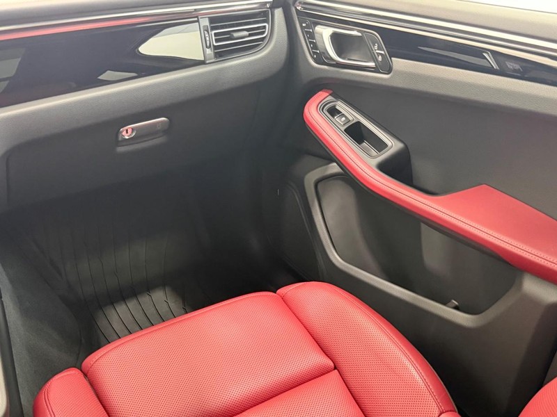 Porsche Macan Vehicle Full-screen Gallery Image 16