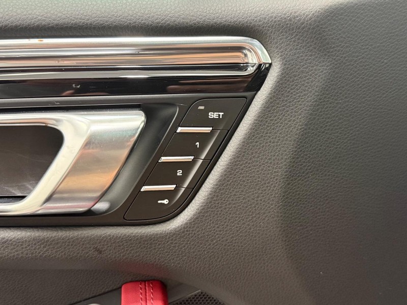 Porsche Macan Vehicle Full-screen Gallery Image 17