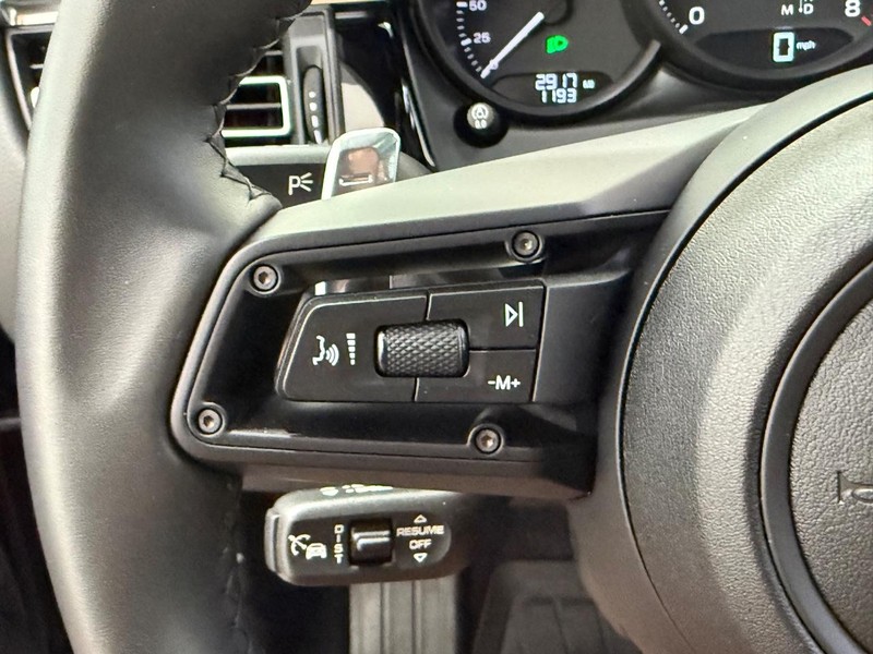 Porsche Macan Vehicle Full-screen Gallery Image 18