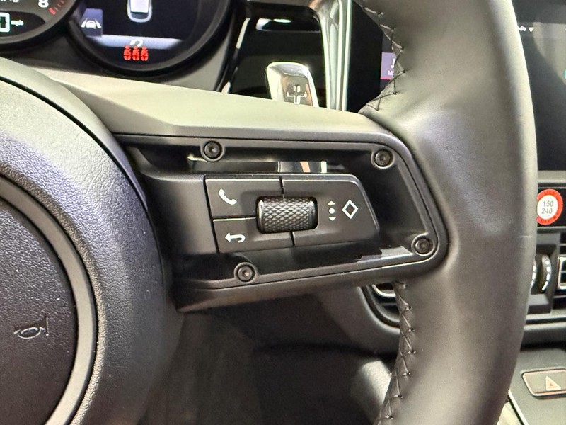 Porsche Macan Vehicle Full-screen Gallery Image 19