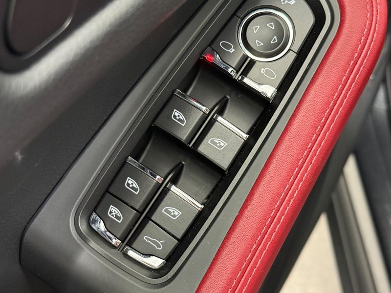 Porsche Macan Vehicle Full-screen Gallery Image 23
