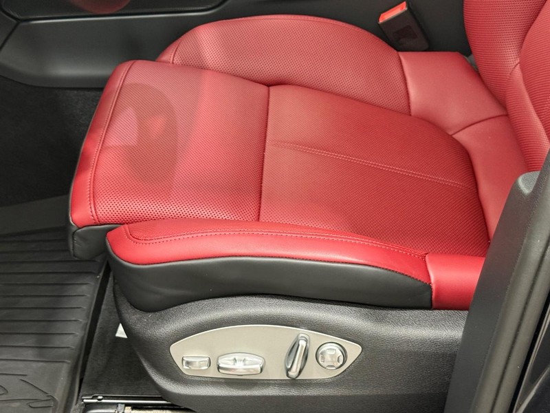 Porsche Macan Vehicle Full-screen Gallery Image 24