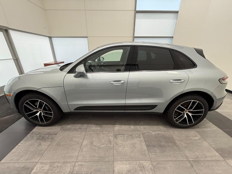 Porsche Macan Vehicle Full-screen Gallery Image 2