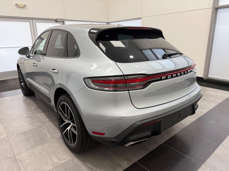 Porsche Macan Vehicle Full-screen Gallery Image 3