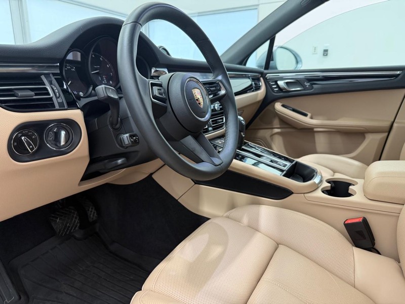 Porsche Macan Vehicle Full-screen Gallery Image 4