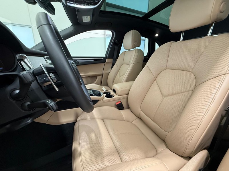 Porsche Macan Vehicle Full-screen Gallery Image 5