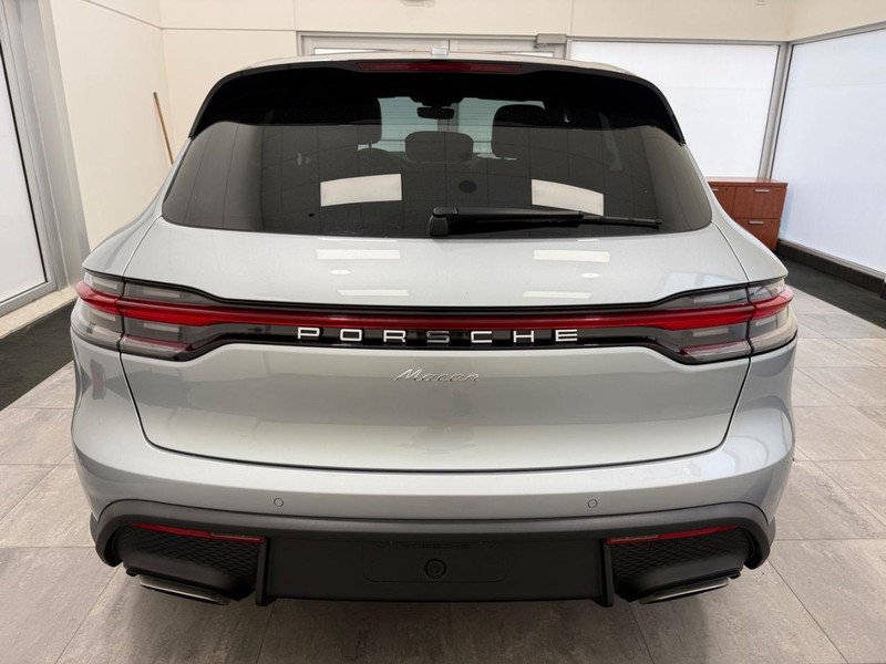 Porsche Macan Vehicle Full-screen Gallery Image 6
