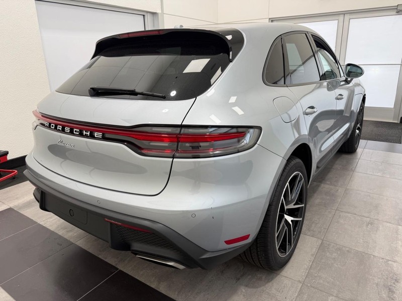 Porsche Macan Vehicle Full-screen Gallery Image 7