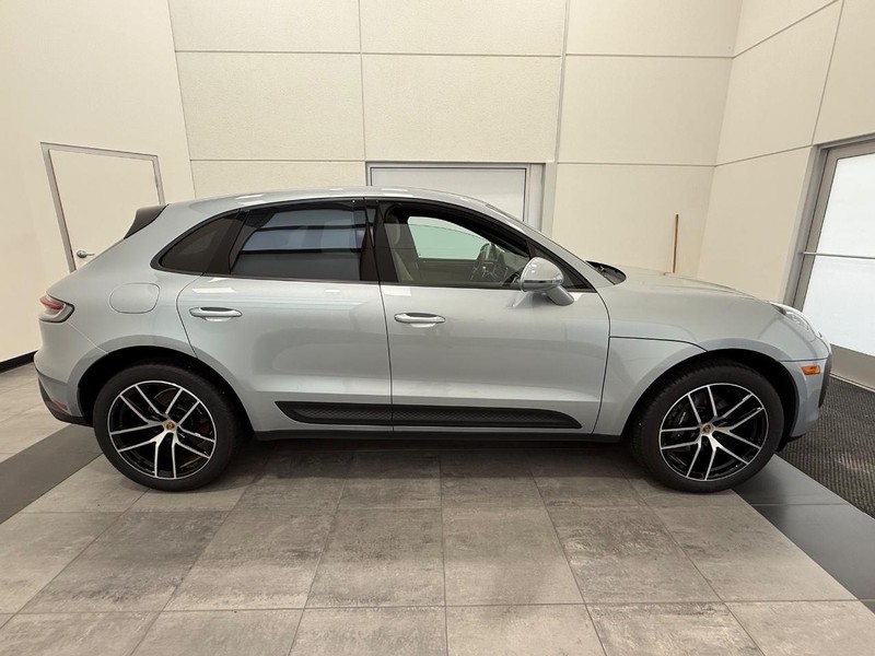 Porsche Macan Vehicle Full-screen Gallery Image 9