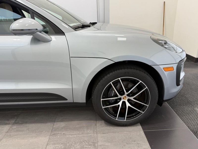 Porsche Macan Vehicle Full-screen Gallery Image 10