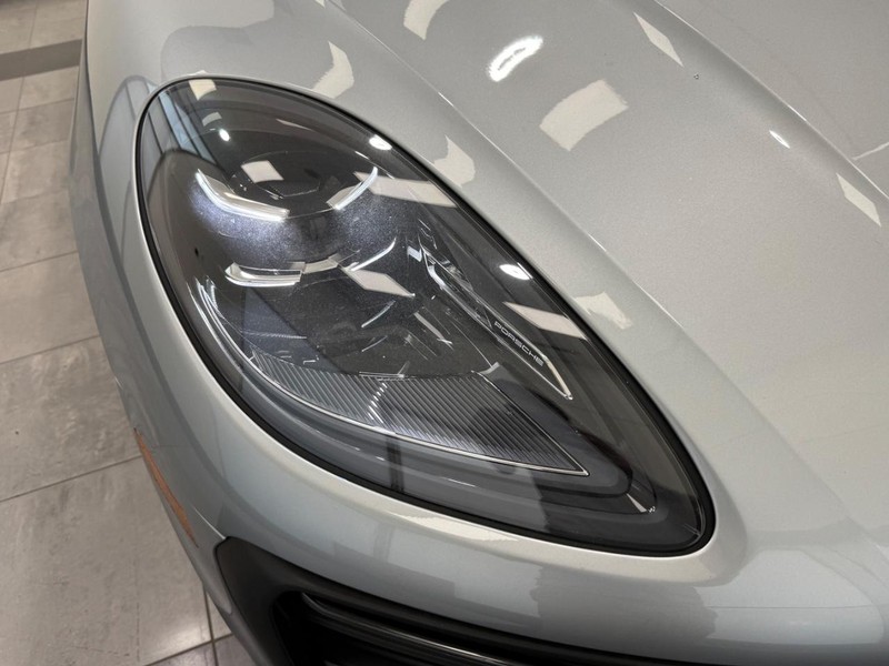 Porsche Macan Vehicle Full-screen Gallery Image 11