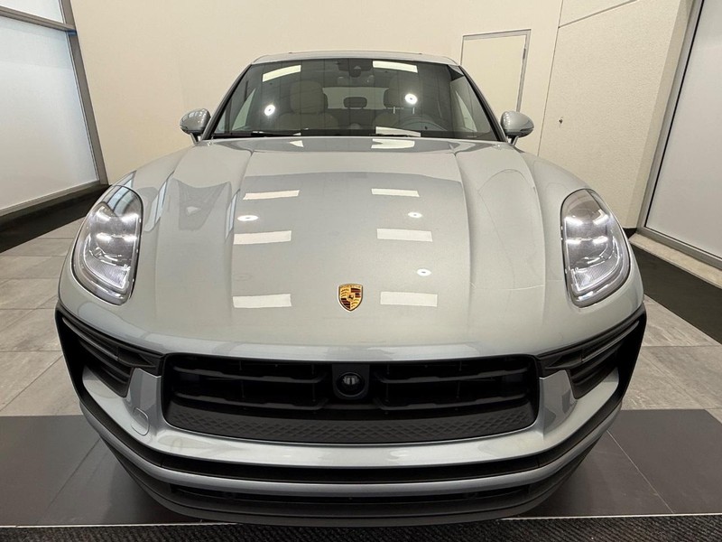 Porsche Macan Vehicle Full-screen Gallery Image 12