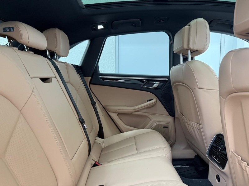 Porsche Macan Vehicle Full-screen Gallery Image 13