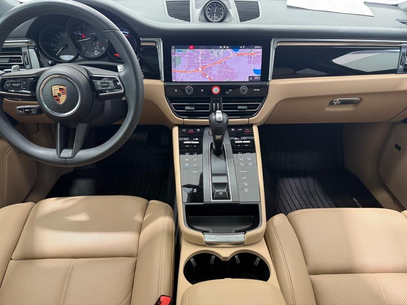 Porsche Macan Vehicle Full-screen Gallery Image 14