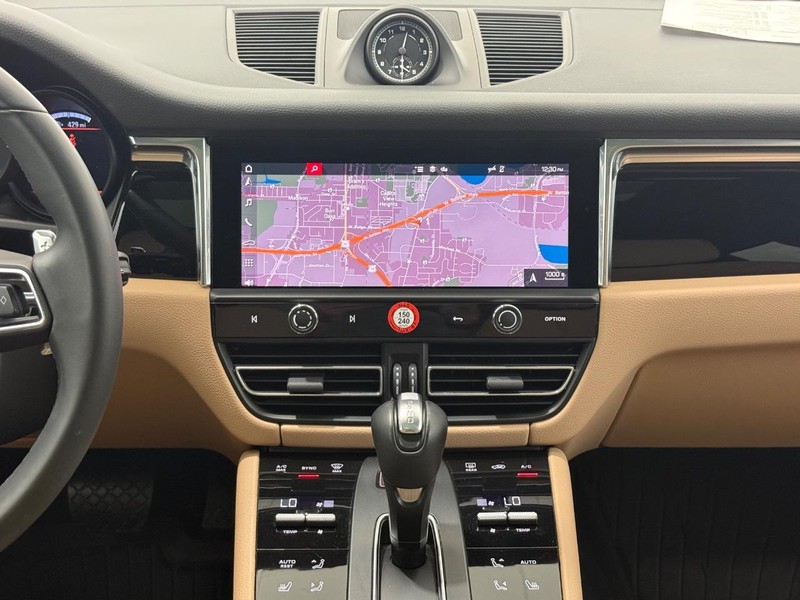 Porsche Macan Vehicle Full-screen Gallery Image 15