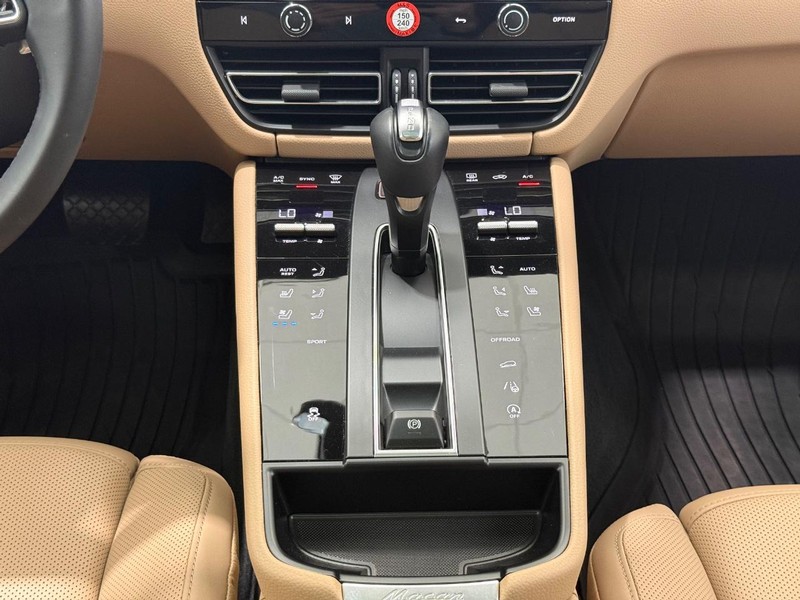 Porsche Macan Vehicle Full-screen Gallery Image 16