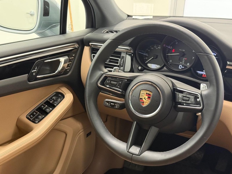 Porsche Macan Vehicle Full-screen Gallery Image 17