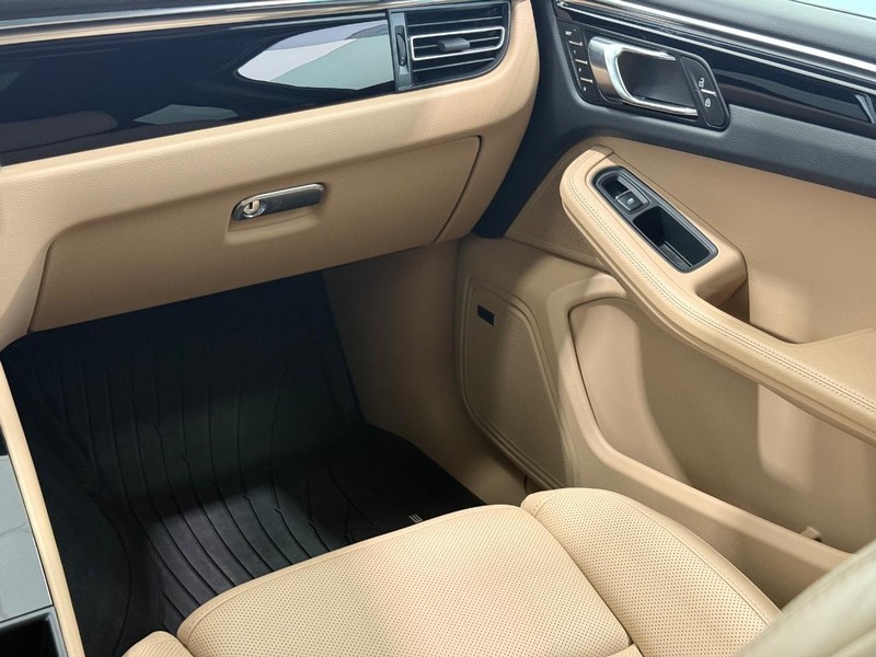 Porsche Macan Vehicle Full-screen Gallery Image 18