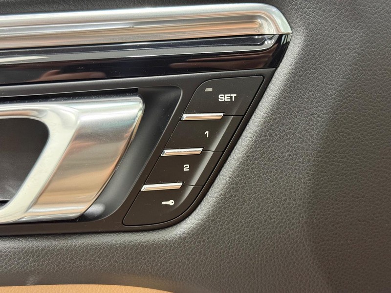 Porsche Macan Vehicle Full-screen Gallery Image 19