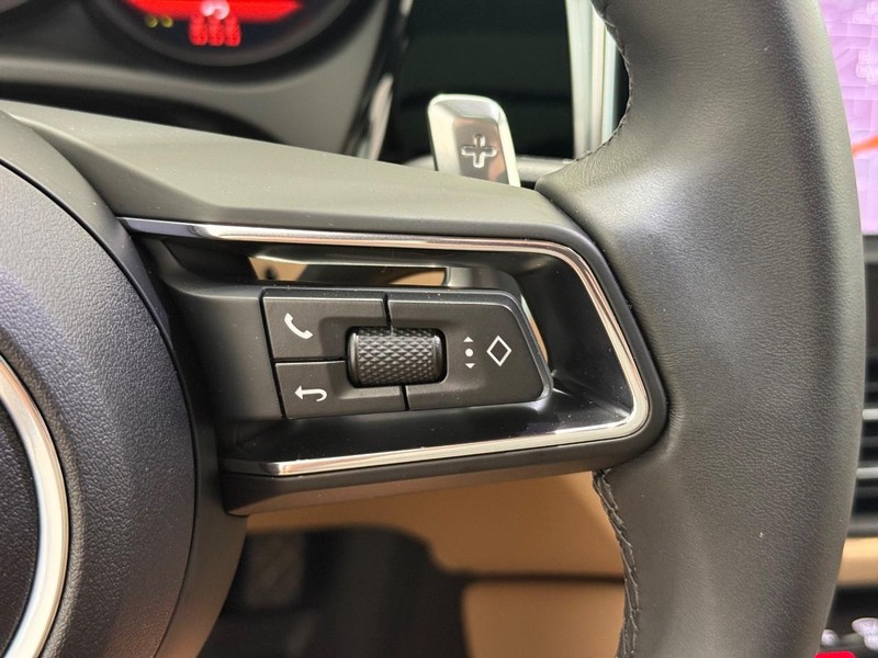Porsche Macan Vehicle Full-screen Gallery Image 21
