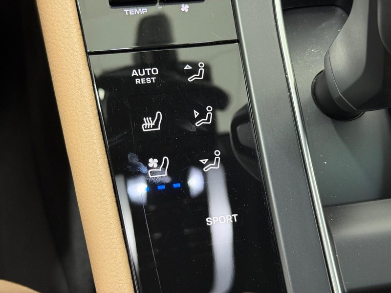Porsche Macan Vehicle Full-screen Gallery Image 24