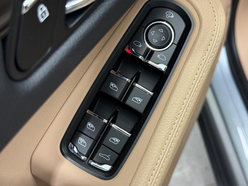 Porsche Macan Vehicle Full-screen Gallery Image 25