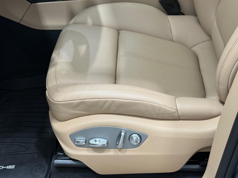 Porsche Macan Vehicle Full-screen Gallery Image 26