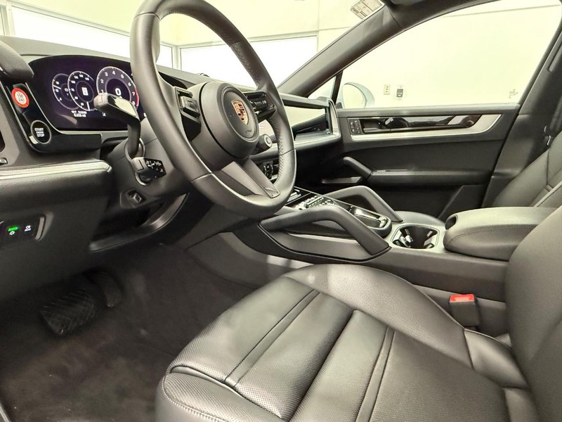 Porsche Cayenne Vehicle Full-screen Gallery Image 4