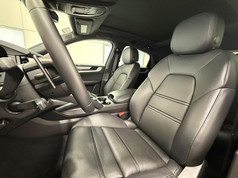 Porsche Cayenne Vehicle Full-screen Gallery Image 5