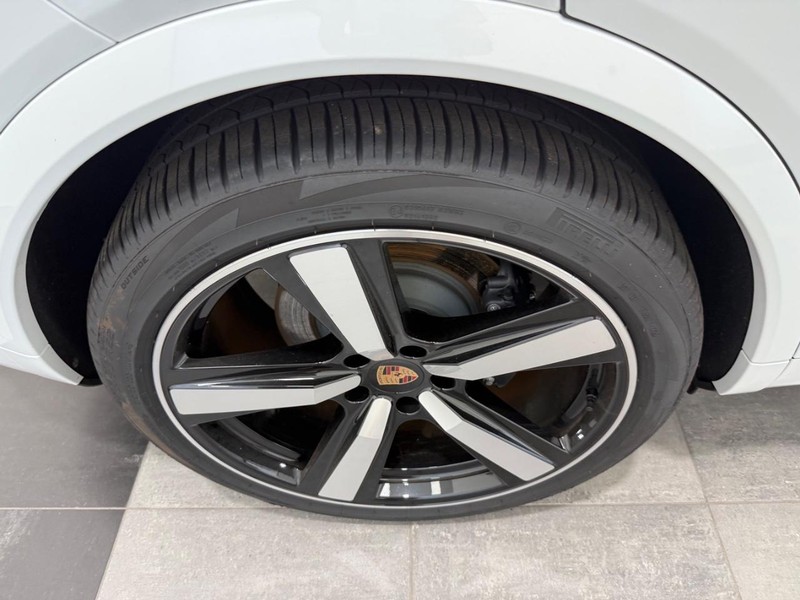 Porsche Cayenne Vehicle Full-screen Gallery Image 8
