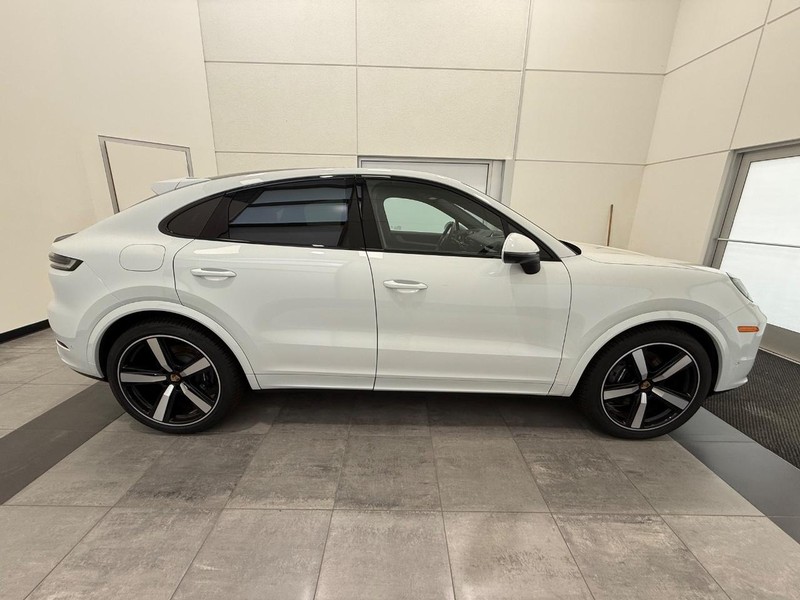 Porsche Cayenne Vehicle Full-screen Gallery Image 9