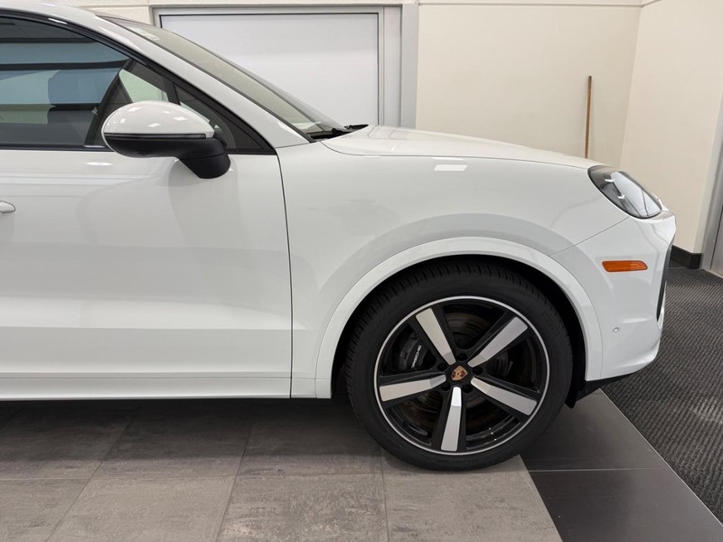 Porsche Cayenne Vehicle Full-screen Gallery Image 10
