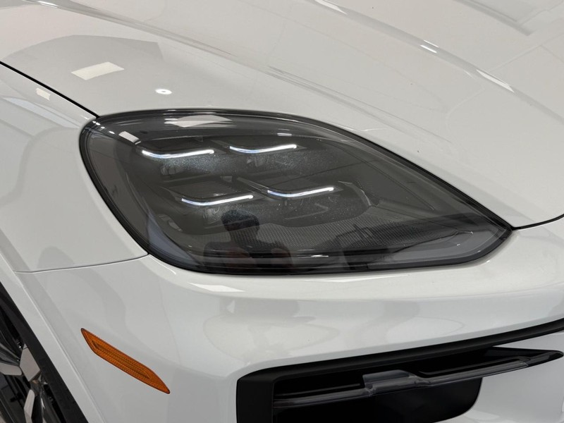 Porsche Cayenne Vehicle Full-screen Gallery Image 11