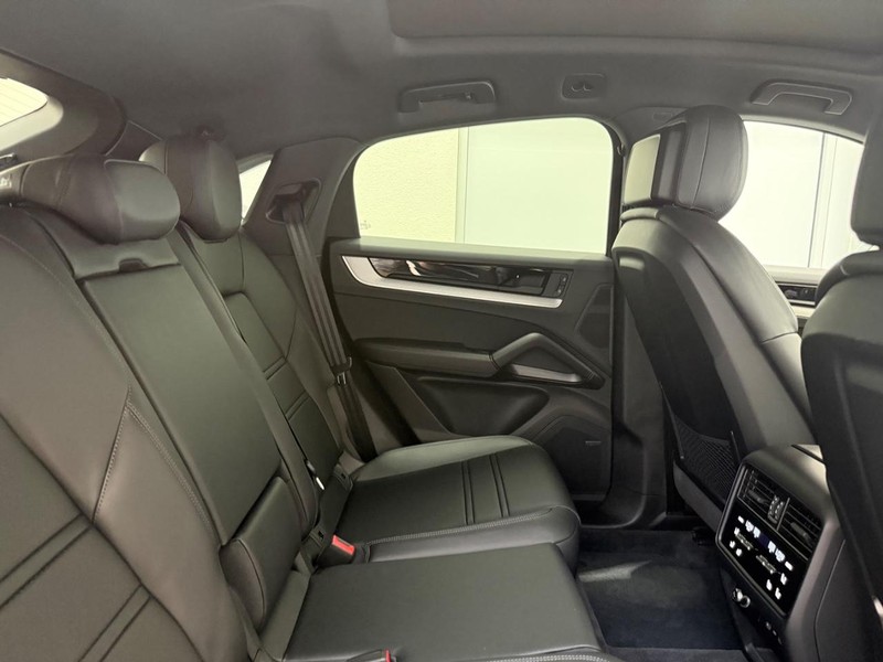 Porsche Cayenne Vehicle Full-screen Gallery Image 13