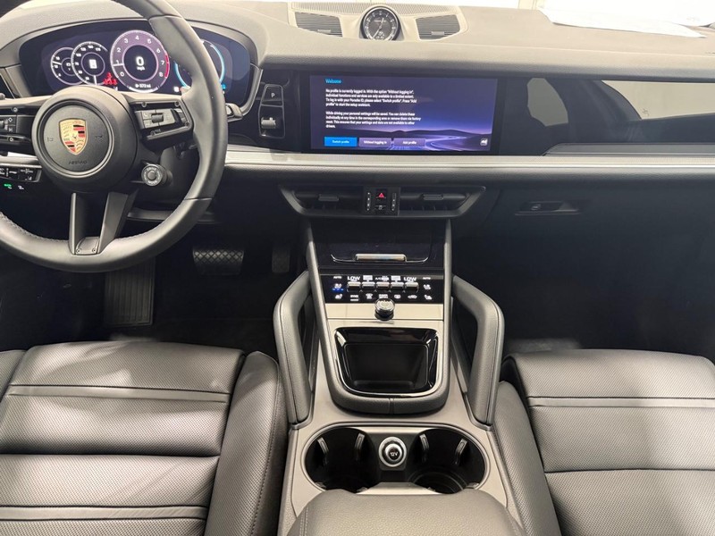 Porsche Cayenne Vehicle Full-screen Gallery Image 14