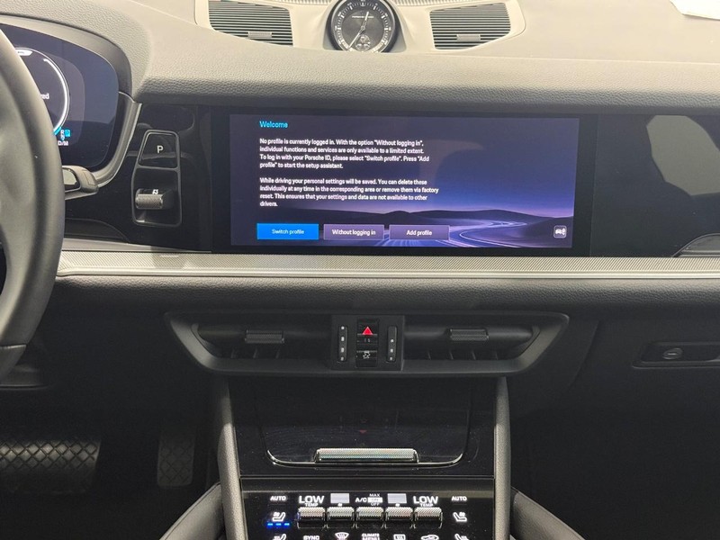 Porsche Cayenne Vehicle Full-screen Gallery Image 15
