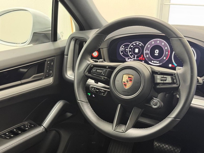 Porsche Cayenne Vehicle Full-screen Gallery Image 16
