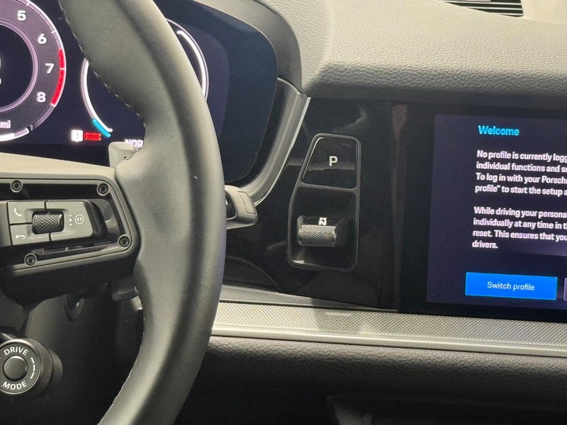 Porsche Cayenne Vehicle Full-screen Gallery Image 17