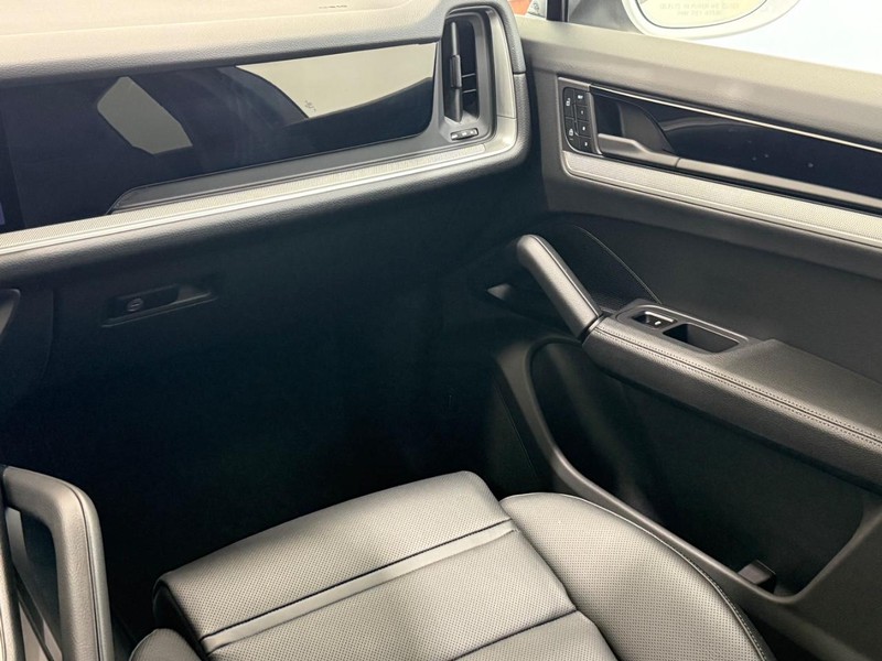 Porsche Cayenne Vehicle Full-screen Gallery Image 18