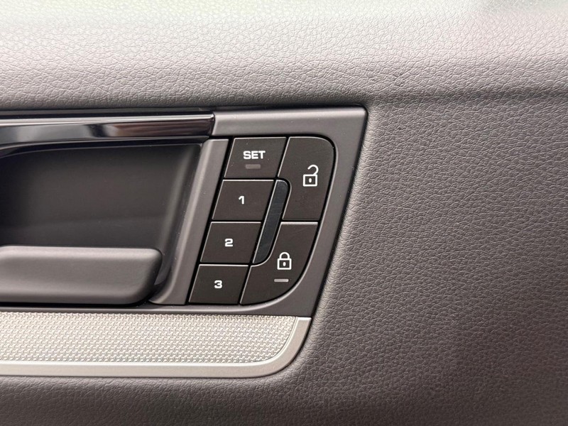 Porsche Cayenne Vehicle Full-screen Gallery Image 19