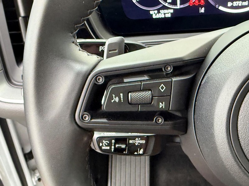 Porsche Cayenne Vehicle Full-screen Gallery Image 20