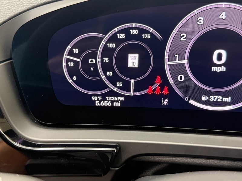 Porsche Cayenne Vehicle Full-screen Gallery Image 22