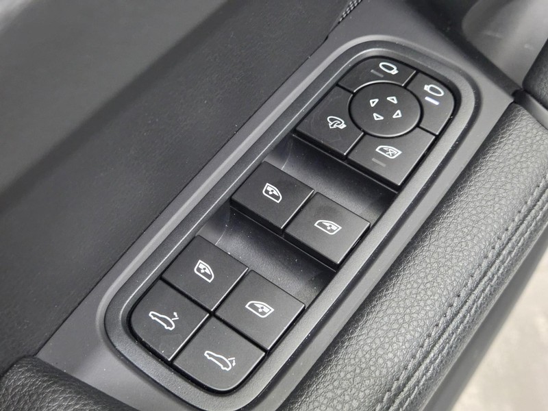 Porsche Cayenne Vehicle Full-screen Gallery Image 24