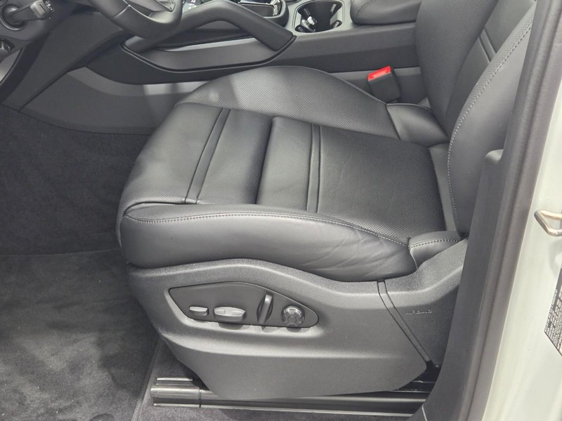Porsche Cayenne Vehicle Full-screen Gallery Image 25